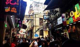 爱转角遇见了谁歌词 爱转角遇见了谁歌词